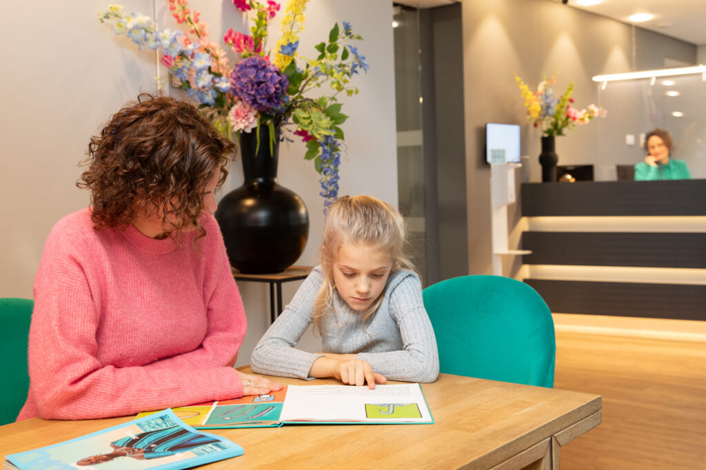 Moeder en dochter in de wachtkamer van TCW