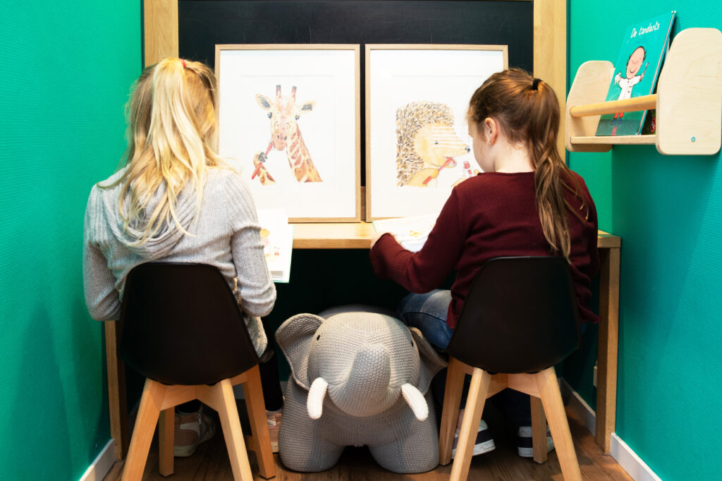Kinderen spelen in de kinderhoek van de praktijk